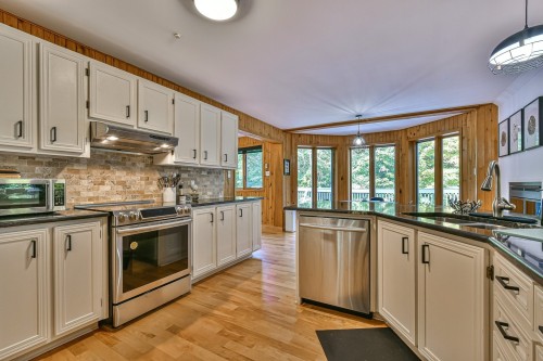 Cuisine - 109 Ch. Des Outardes, Mont-Blanc, QC - Indoor Photo Showing Kitchen With Double Sink With Upgraded Kitchen