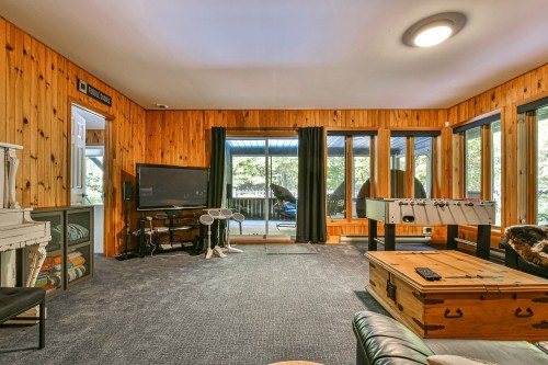 Salle familiale - 109 Ch. Des Outardes, Mont-Blanc, QC - Indoor