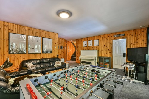 Salle familiale - 109 Ch. Des Outardes, Mont-Blanc, QC - Indoor With Fireplace