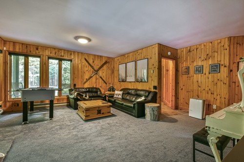 Salle familiale - 109 Ch. Des Outardes, Mont-Blanc, QC - Indoor
