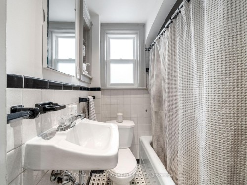 37 Chilton Road, Toronto, ON - Indoor Photo Showing Bathroom