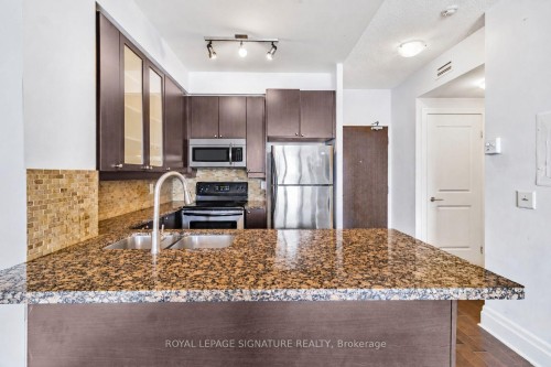 408-39 Upper Duke Crescent, Markham, ON - Indoor Photo Showing Kitchen With Double Sink With Upgraded Kitchen