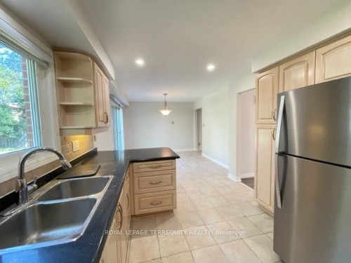 743 Fieldstone Road, Mississauga, ON - Indoor Photo Showing Kitchen With Double Sink