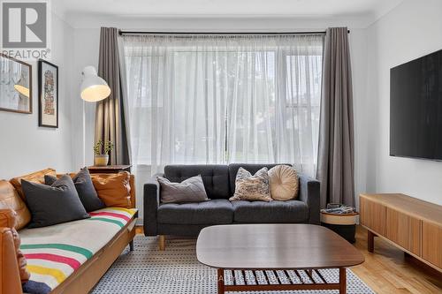 2110 Blossom Drive, Ottawa, ON - Indoor Photo Showing Living Room
