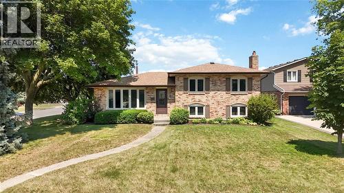 302 NEWTON COURT  Sarnia, ON N7S 3Y9