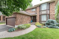 18 HESSE CRESCENT Ottawa, ON K2S 1E4