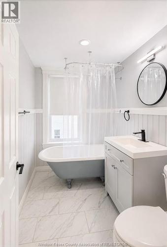 790 Marentette, Windsor, ON - Indoor Photo Showing Bathroom