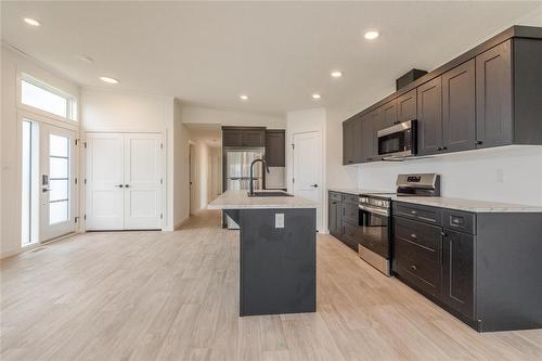 140 Prairie Oak Drive, Mitchell, MB - Indoor Photo Showing Kitchen With Stainless Steel Kitchen With Upgraded Kitchen