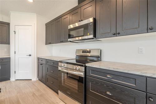 140 Prairie Oak Drive, Mitchell, MB - Indoor Photo Showing Kitchen