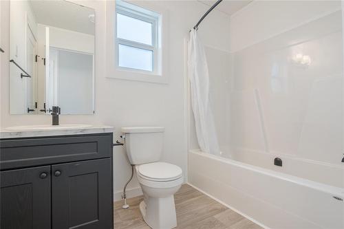 140 Prairie Oak Drive, Mitchell, MB - Indoor Photo Showing Bathroom