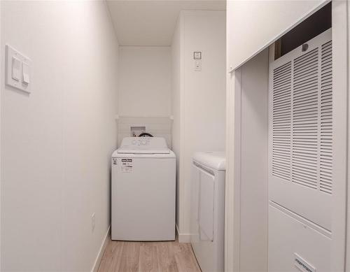 140 Prairie Oak Drive, Mitchell, MB - Indoor Photo Showing Laundry Room