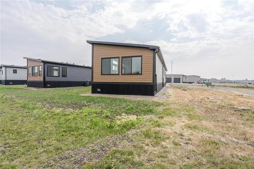 140 Prairie Oak Drive, Mitchell, MB - Outdoor