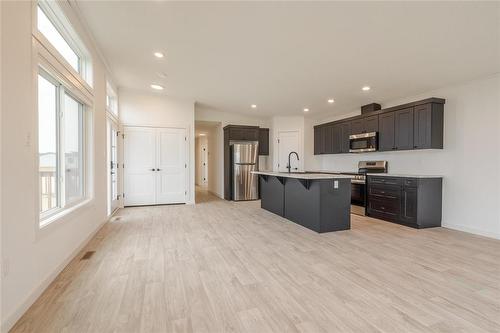 140 Prairie Oak Drive, Mitchell, MB - Indoor Photo Showing Kitchen With Stainless Steel Kitchen With Upgraded Kitchen