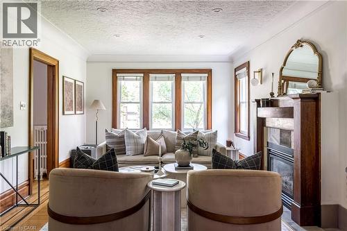 100 Dalewood Crescent, Hamilton, ON - Indoor Photo Showing Living Room