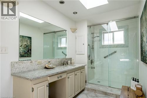 100 Dalewood Crescent, Hamilton, ON - Indoor Photo Showing Bathroom