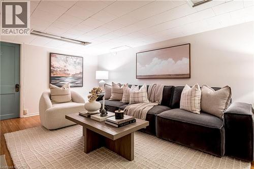 100 Dalewood Crescent, Hamilton, ON - Indoor Photo Showing Living Room