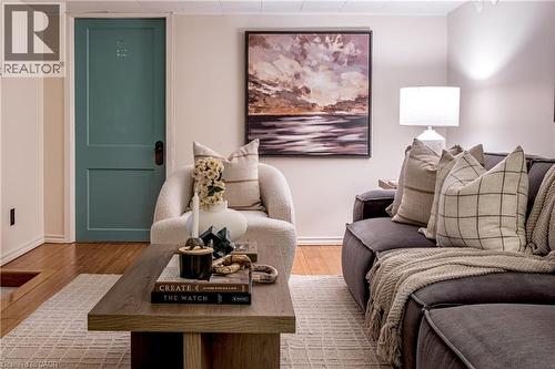 100 Dalewood Crescent, Hamilton, ON - Indoor Photo Showing Living Room