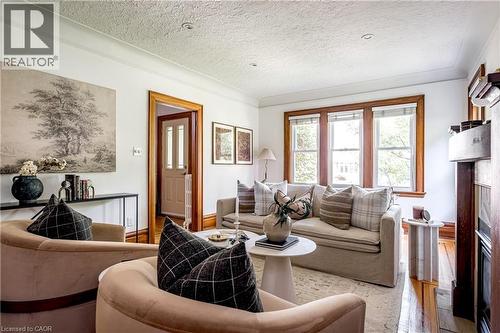 100 Dalewood Crescent, Hamilton, ON - Indoor Photo Showing Living Room
