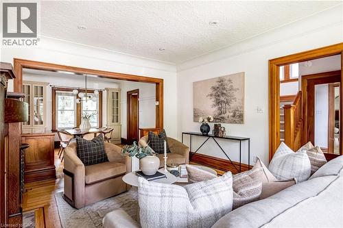 100 Dalewood Crescent, Hamilton, ON - Indoor Photo Showing Living Room