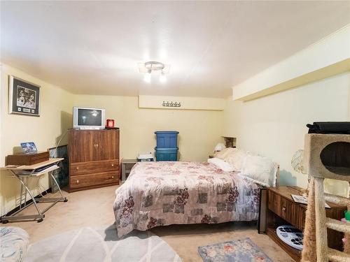 1069 Valour Road, Winnipeg, MB - Indoor Photo Showing Bedroom