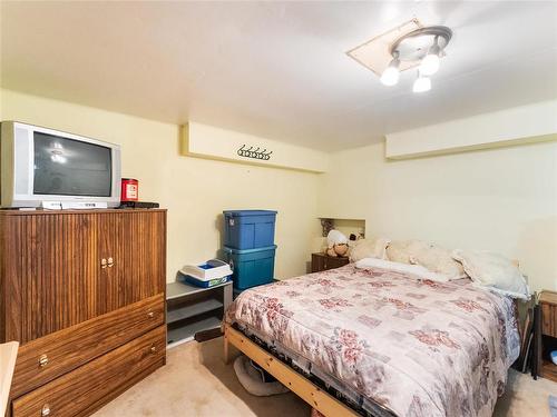 1069 Valour Road, Winnipeg, MB - Indoor Photo Showing Bedroom