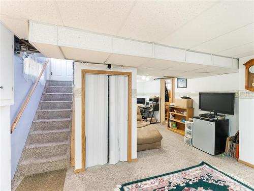 1069 Valour Road, Winnipeg, MB - Indoor