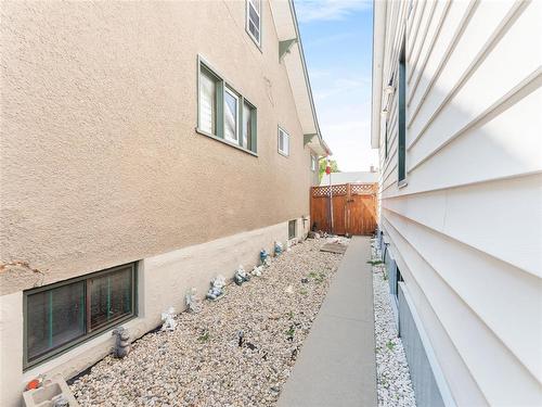 Nice side yard - 1069 Valour Road, Winnipeg, MB - Outdoor With Exterior
