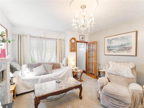 Lots of light - 1069 Valour Road, Winnipeg, MB - Indoor Photo Showing Living Room