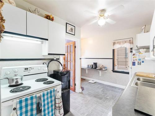 1069 Valour Road, Winnipeg, MB - Indoor Photo Showing Kitchen With Double Sink