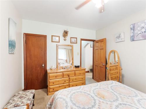 1069 Valour Road, Winnipeg, MB - Indoor Photo Showing Bedroom