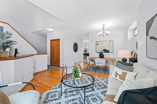 1131 Fairfield Avenue, Winnipeg, MB - Indoor Photo Showing Living Room