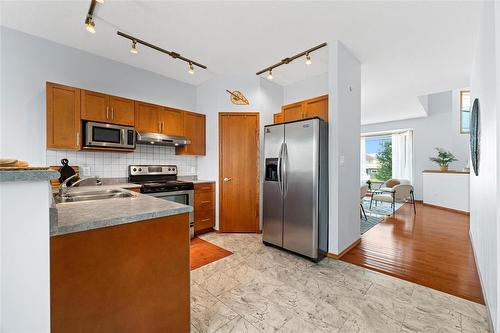 1131 Fairfield Avenue, Winnipeg, MB - Indoor Photo Showing Kitchen With Double Sink