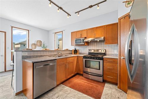 1131 Fairfield Avenue, Winnipeg, MB - Indoor Photo Showing Kitchen With Double Sink