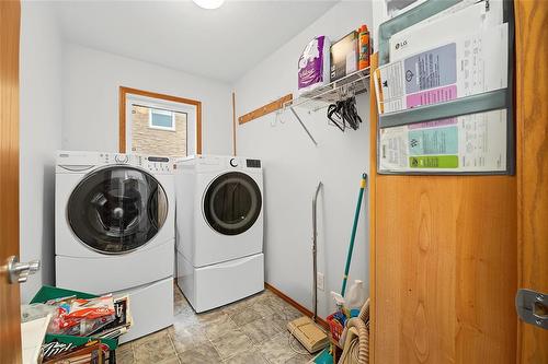 1131 Fairfield Avenue, Winnipeg, MB - Indoor Photo Showing Laundry Room
