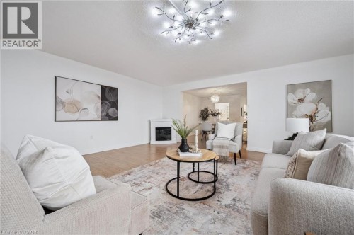 93 Westwood Road Unit# 607, Guelph, ON - Indoor Photo Showing Living Room