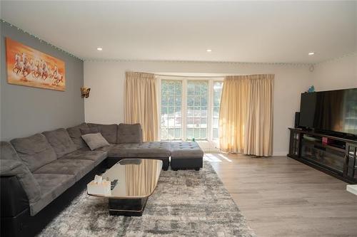78 Morningside Dr, Winnipeg, MB - Indoor Photo Showing Living Room