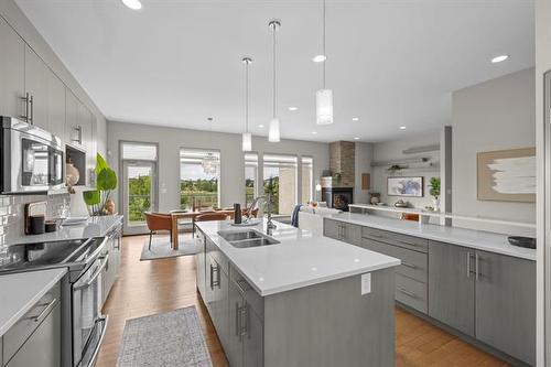 46 Stan Bailie Dr, Winnipeg, MB - Indoor Photo Showing Kitchen With Double Sink With Upgraded Kitchen