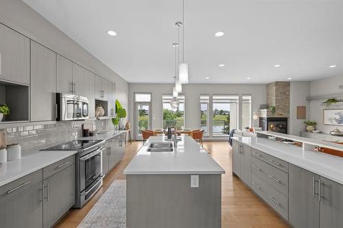 46 Stan Bailie Dr, Winnipeg, MB - Indoor Photo Showing Kitchen With Double Sink With Upgraded Kitchen