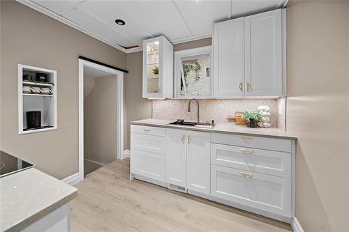 909 Strathcona St, Winnipeg, MB - Indoor Photo Showing Kitchen