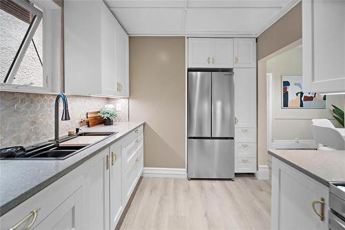 909 Strathcona St, Winnipeg, MB - Indoor Photo Showing Kitchen