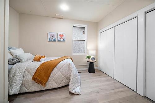 909 Strathcona St, Winnipeg, MB - Indoor Photo Showing Bedroom