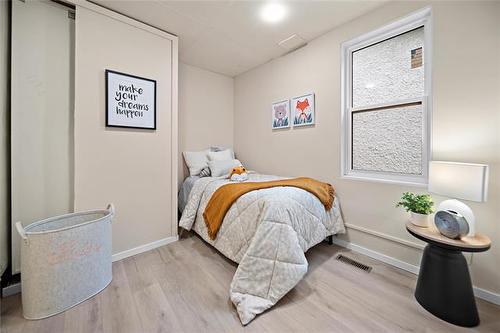 909 Strathcona St, Winnipeg, MB - Indoor Photo Showing Bedroom