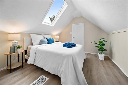 909 Strathcona St, Winnipeg, MB - Indoor Photo Showing Bedroom
