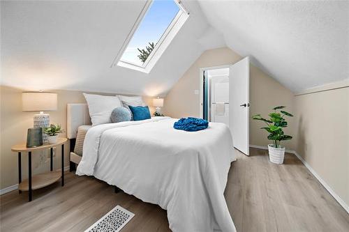 909 Strathcona St, Winnipeg, MB - Indoor Photo Showing Bedroom