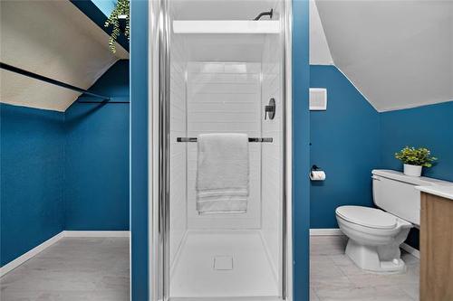 909 Strathcona St, Winnipeg, MB - Indoor Photo Showing Bathroom