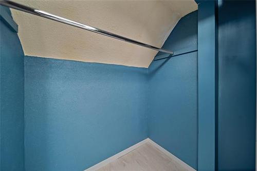 909 Strathcona St, Winnipeg, MB - Indoor