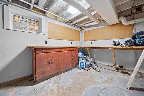 909 Strathcona St, Winnipeg, MB - Indoor Photo Showing Garage