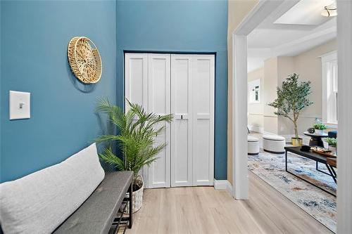909 Strathcona St, Winnipeg, MB - Indoor