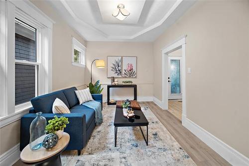 909 Strathcona St, Winnipeg, MB - Indoor Photo Showing Living Room