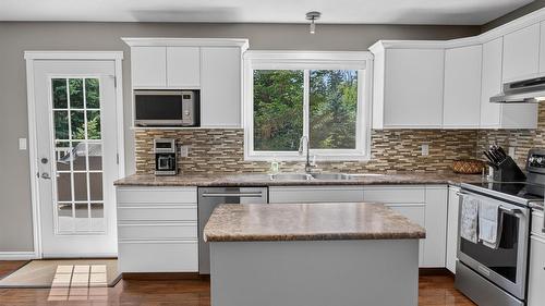 6799 Rosen Lake Road, Jaffray, BC - Indoor Photo Showing Kitchen With Double Sink With Upgraded Kitchen